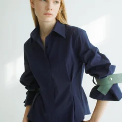 Camisa Entallada Azul Con Detalle Azul