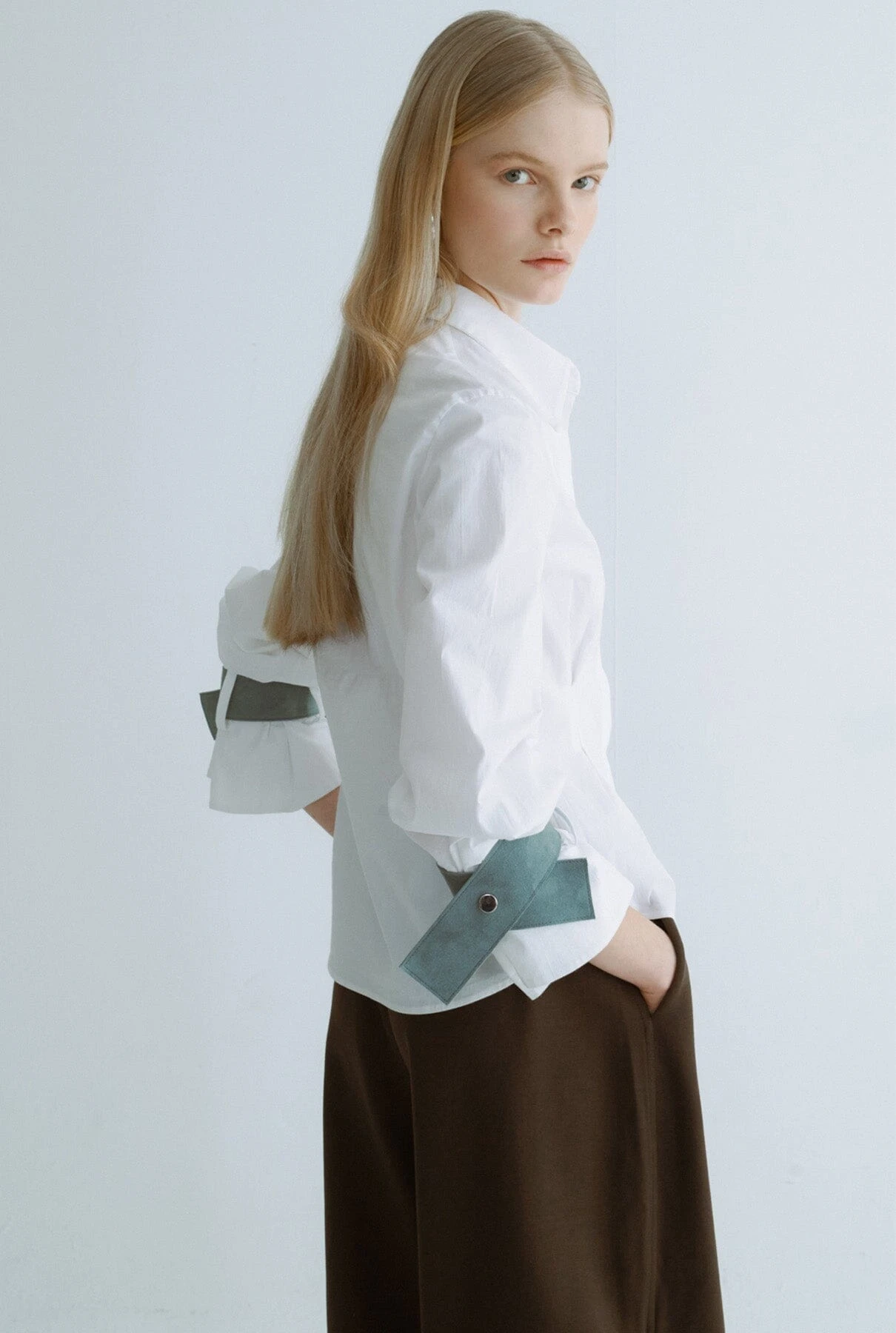 Camisa Entallada Blanca Con Detalle Azul 2 Camisa Entallada Blanca Con Detalle Azul - Imagen 2