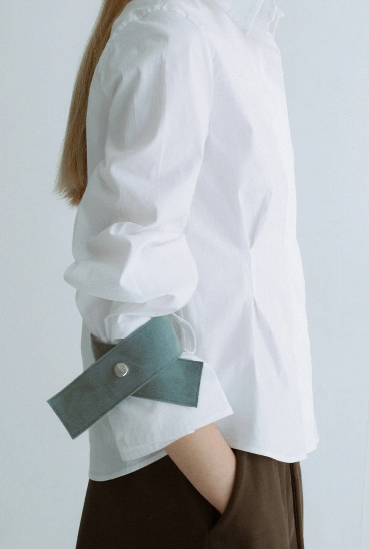 Camisa Entallada Blanca Con Detalle Azul 3 Camisa Entallada Blanca Con Detalle Azul - Imagen 3