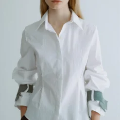 Camisa Entallada Blanca Con Detalle Azul