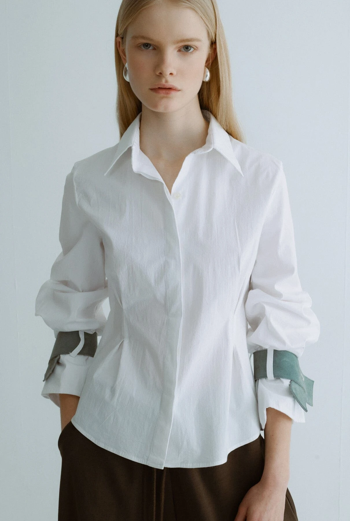 Camisa Entallada Blanca Con Detalle Azul 1 Camisa Entallada Blanca Con Detalle Azul