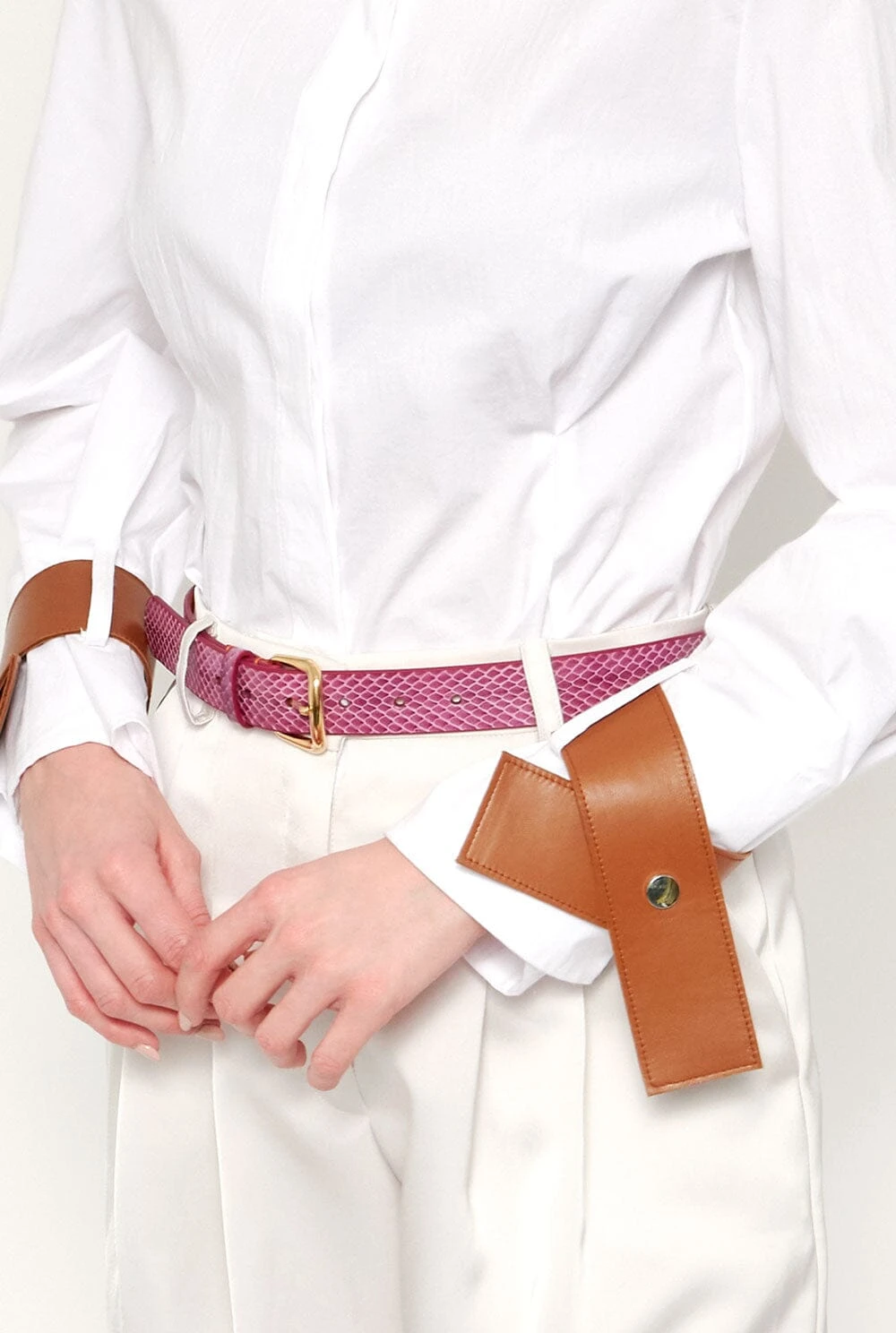 Camisa Entallada Blanca Con Puños De Cuero Camel 2 Camisa Entallada Blanca Con Puños De Cuero Camel - Imagen 2