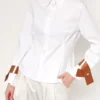 Camisa Entallada Blanca Con Puños De Cuero Camel