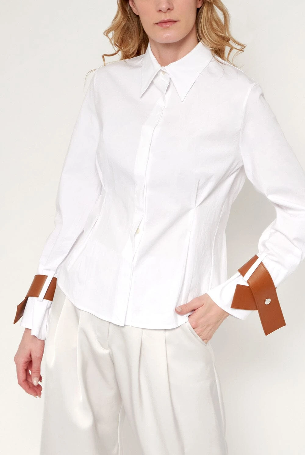 Camisa Entallada Blanca Con Puños De Cuero Camel 1 Camisa Entallada Blanca Con Puños De Cuero Camel