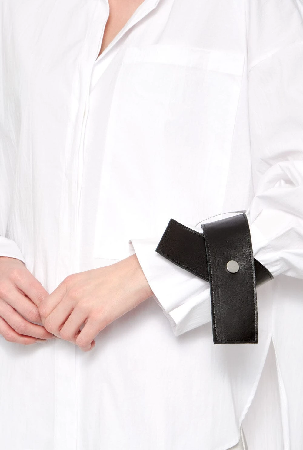 Camisa Entallada Blanca Con Puños De Cuero Camel 5 Camisa Entallada Blanca Con Puños De Cuero Camel - Imagen 5