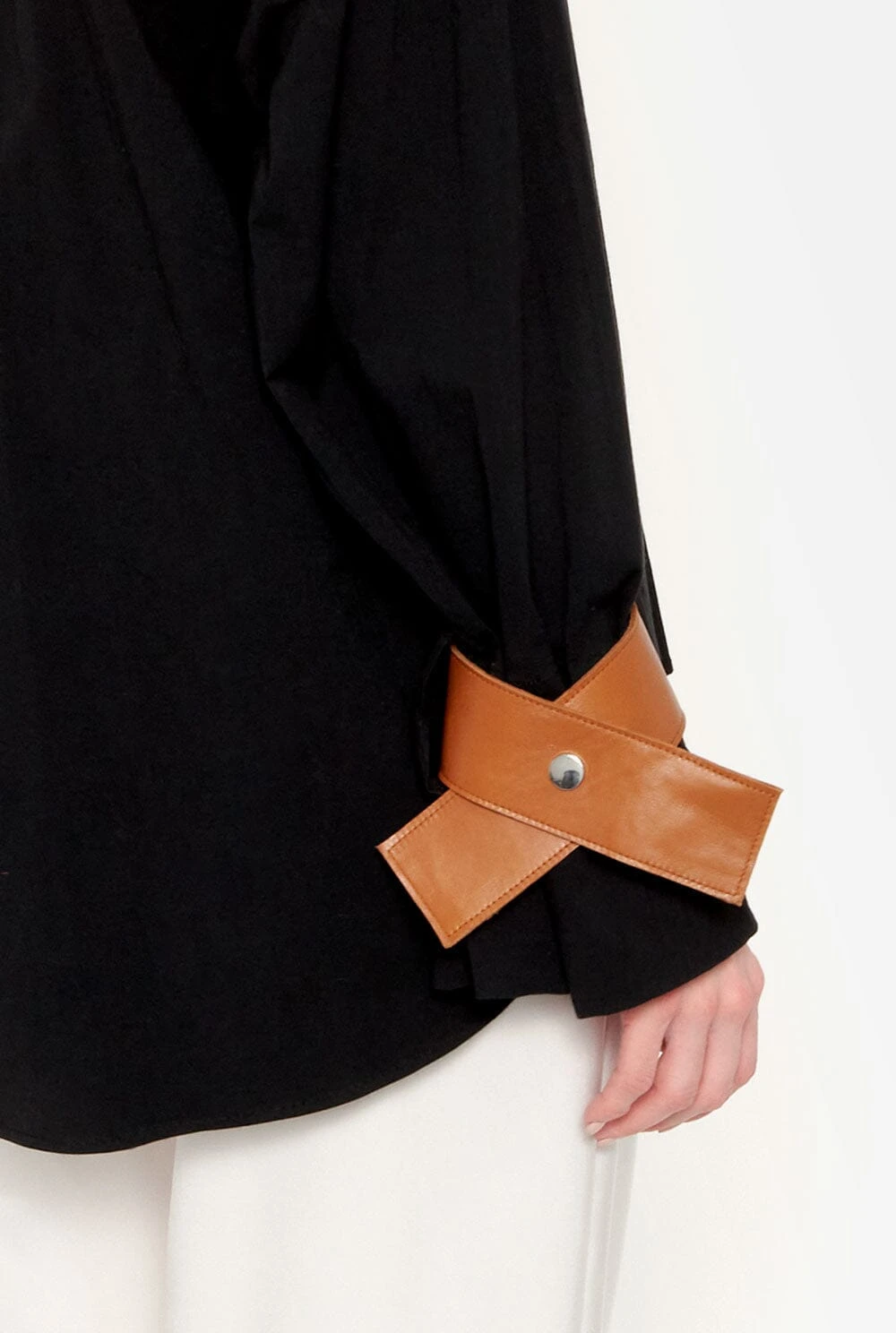 Camisa Entallada Blanca Con Puños De Cuero Camel 6 Camisa Entallada Blanca Con Puños De Cuero Camel - Imagen 6