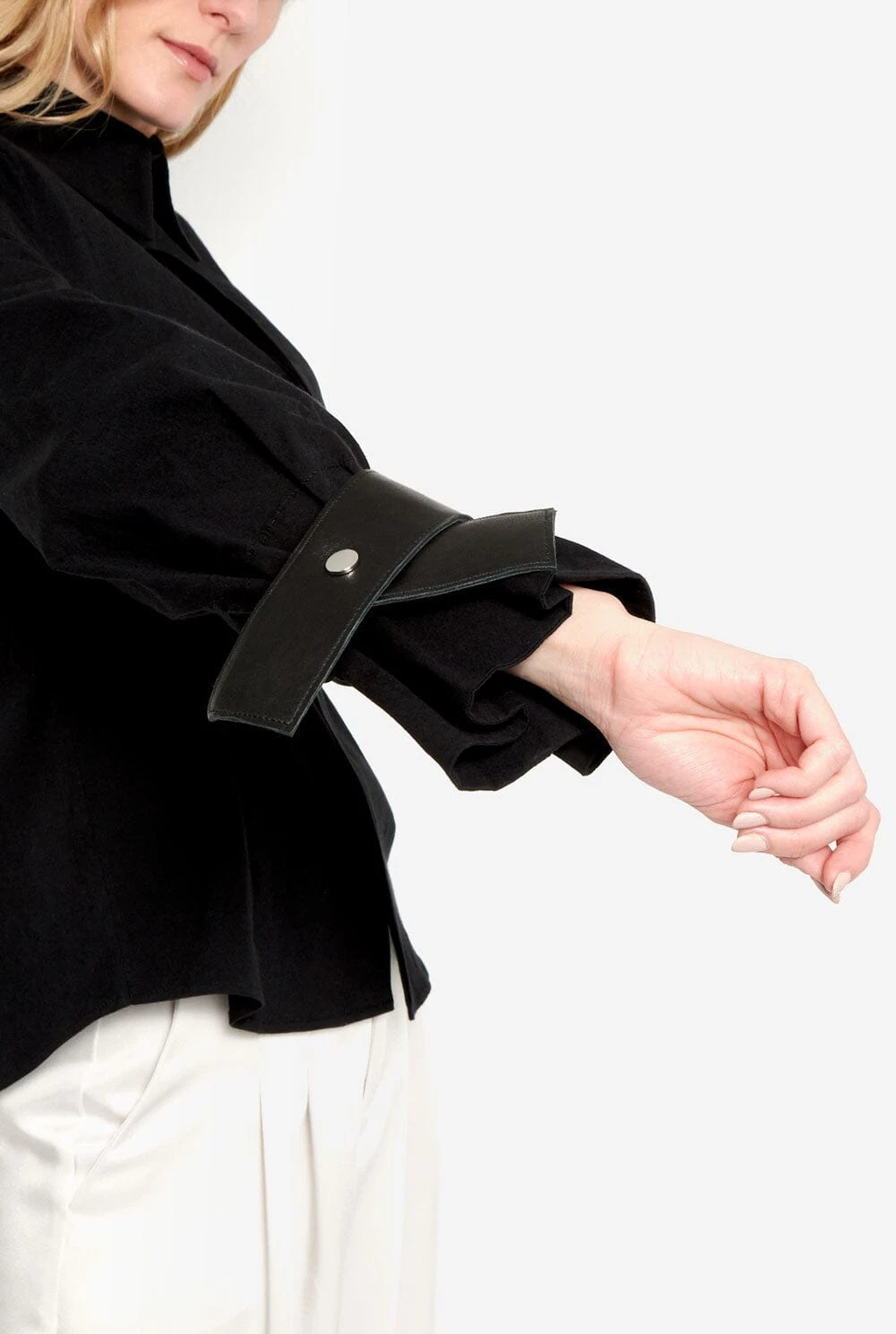 Camisa Entallada Negra Con Puños De Cuero Negro 5 Camisa Entallada Negra Con Puños De Cuero Negro - Imagen 5