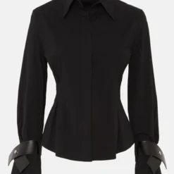 Camisa Entallada Negra Con Puños De Cuero Negro