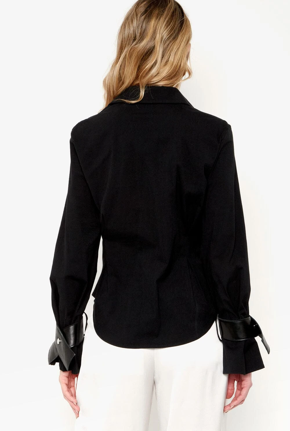 Camisa Entallada Negra Con Puños De Cuero Negro 4 Camisa Entallada Negra Con Puños De Cuero Negro - Imagen 4