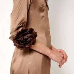 Camisa Larga De Seda Con Flores A Mano Marrón -Ofertas Grazia Vesti Tienda camisa larga de seda con flores a mano marron dresses malne 782907