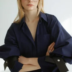 Camisa Oversize Azul Con Cuero Negro