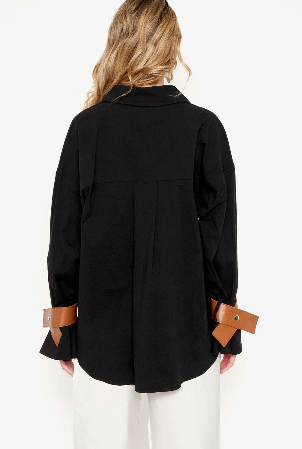 Camisa Oversize Negra Con Puños De Cuero Camel 4 Camisa Oversize Negra Con Puños De Cuero Camel - Imagen 4