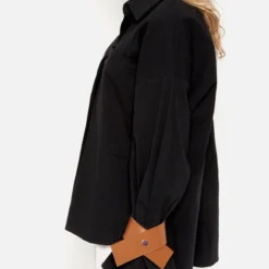 Camisa Oversize Negra Con Puños De Cuero Camel 7 Camisa Oversize Negra Con Puños De Cuero Camel -Ofertas Grazia Vesti Tienda camisa oversize negra con punos de cuero camel shirts blouses miguel marinero 375232