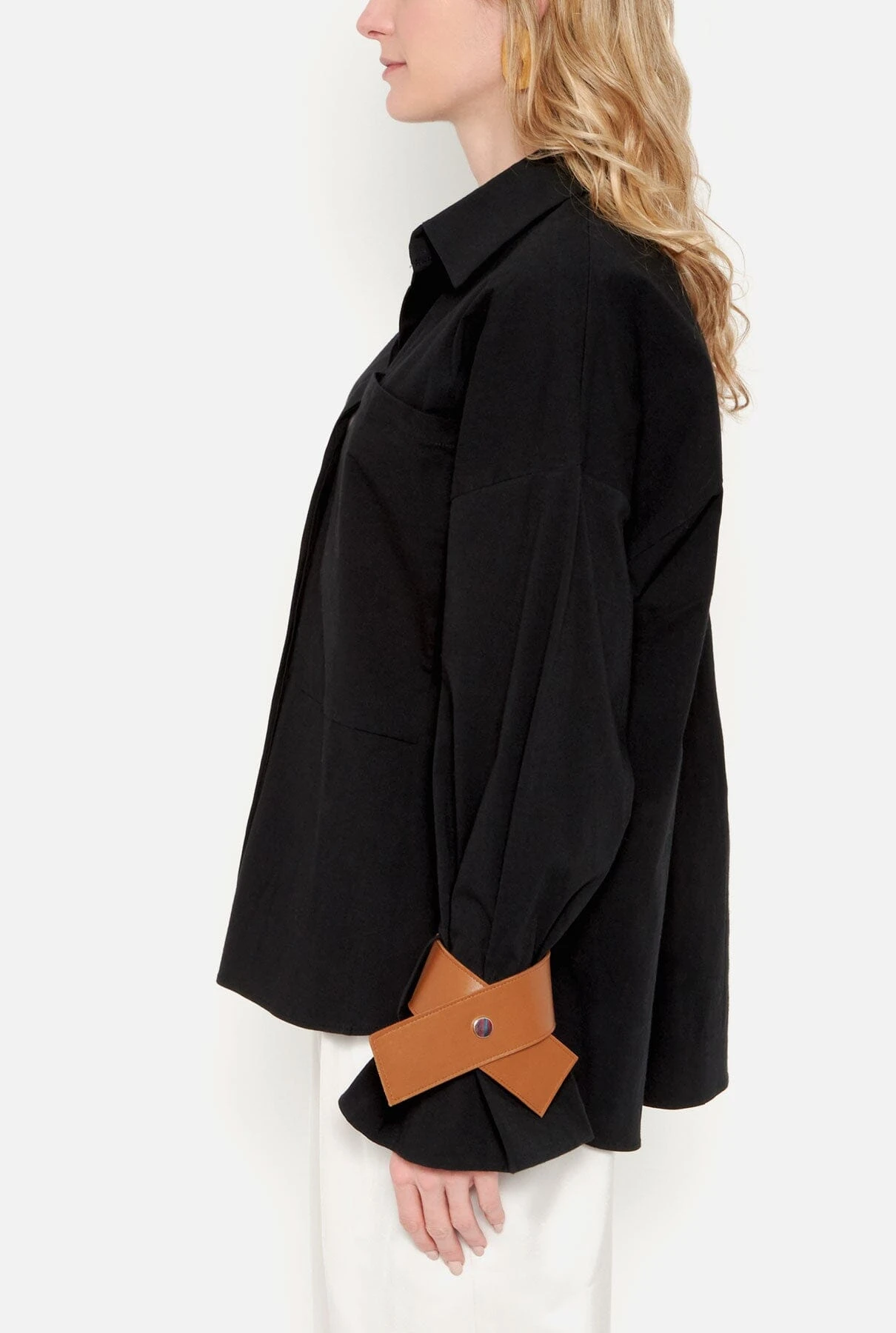 Camisa Oversize Negra Con Puños De Cuero Camel 3 Camisa Oversize Negra Con Puños De Cuero Camel - Imagen 3