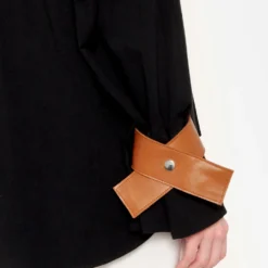 Camisa Oversize Negra Con Puños De Cuero Camel 9 Camisa Oversize Negra Con Puños De Cuero Camel -Ofertas Grazia Vesti Tienda camisa oversize negra con punos de cuero camel shirts blouses miguel marinero 405985