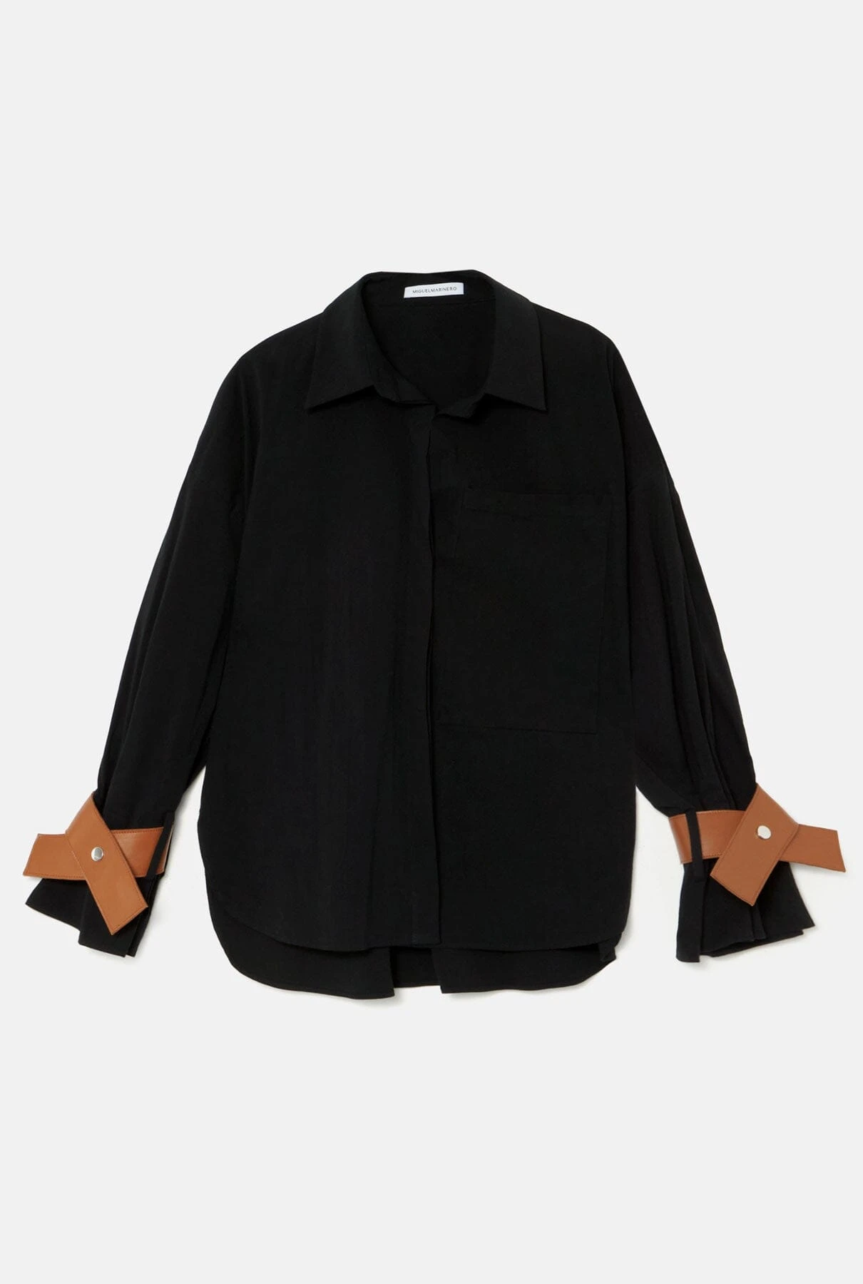 Camisa Oversize Negra Con Puños De Cuero Camel 1 Camisa Oversize Negra Con Puños De Cuero Camel