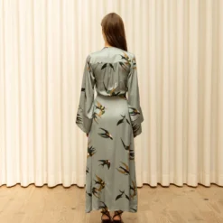 Vestido Cassatti Satén Pájaro Azul-gris -Ofertas Grazia Vesti Tienda preorder vestido cassatti saten pajaro azul gris envio 8 de arbil dresses galcon studio 479087